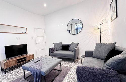 Manchester Apartment | Sleeps 7/8 l Groups l Relocation