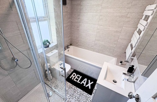 Manchester Apartment | Sleeps 7/8 l Groups l Relocation
