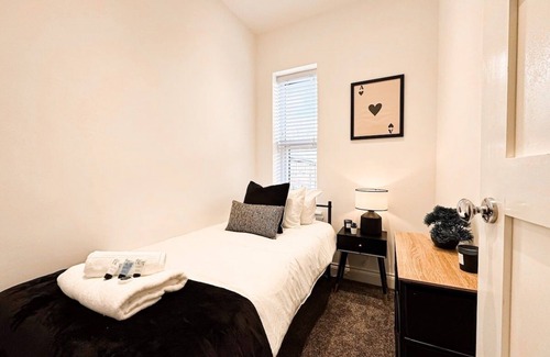 Manchester Apartment | Sleeps 7/8 l Groups l Relocation