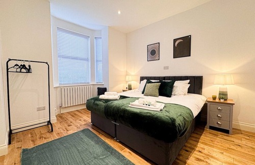 Manchester Apartment | Sleeps 7/8 l Groups l Relocation