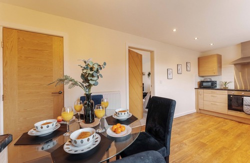 Leeds House | Sleeps 7: Corporate & Family Stays - FREE Parking!