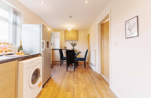 Leeds House | Sleeps 7: Corporate & Family Stays - FREE Parking!