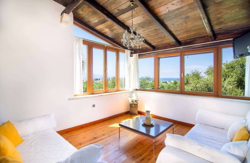 Maleme Villa | sleeps 8, large garden- Palma
