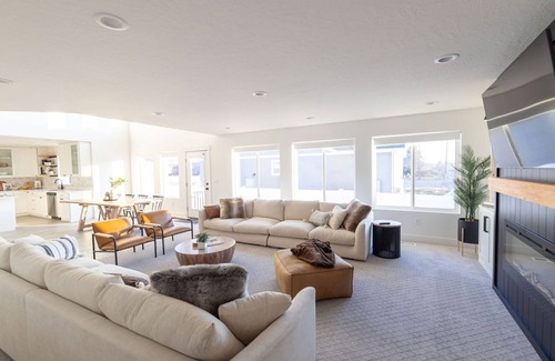 Orem House | Sleeps up to 20! 5000sqft 6bd/3.5ba. Basement apartment. 2 kitchens.Luxury Home