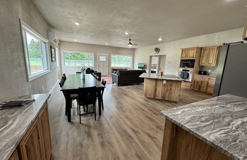 Libby House | Sleeps up to16! Family Friendly! Newly Renovated, steps from the Golf Course!