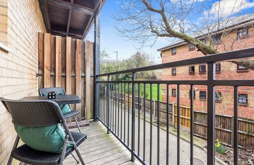Poplar Apartment | Sleeps6 | 2Bedflat in Canary Wharf - Free Parking Available| SquidGame Theme