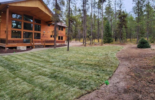Island Park Cabin | Sleepy Cove: New construction, Sleeps 12, Quiet neighborhood in the pine trees