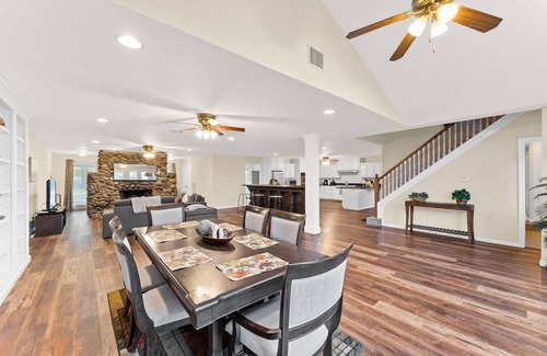 Magnolia House | Sleps 24 VENUE, Pool, Spa, Lake, Pet OK, 16 beds 8 bath 50 car parking