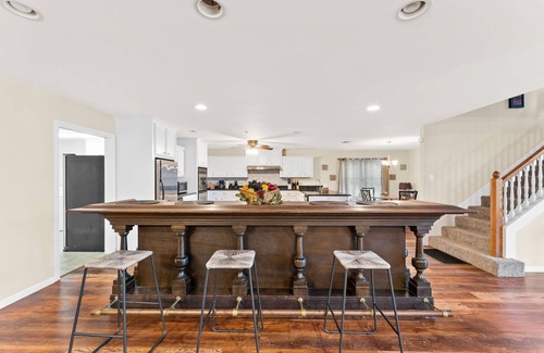 Magnolia House | Sleps 24 VENUE, Pool, Spa, Lake, Pet OK, 16 beds 8 bath 50 car parking