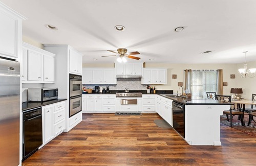 Magnolia House | Sleps 24 VENUE, Pool, Spa, Lake, Pet OK, 16 beds 8 bath 50 car parking