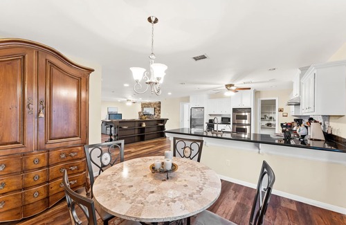 Magnolia House | Sleps 24 VENUE, Pool, Spa, Lake, Pet OK, 16 beds 8 bath 50 car parking