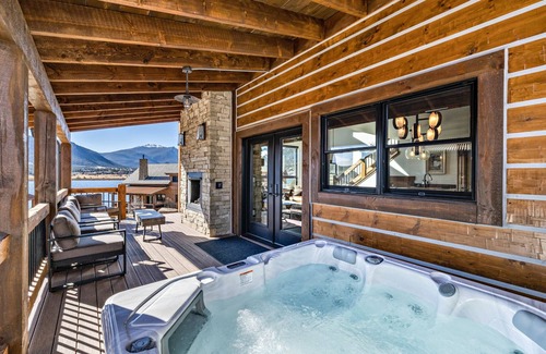 Estes Park Cabin | Slice of Heaven just steps from Lake Estes! Indoor/Outdoor Fireplace and Jacuzzi