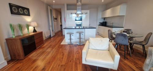 Cork Apartment | Slick & Stylish - Large 1Bd in Heart of Cork City