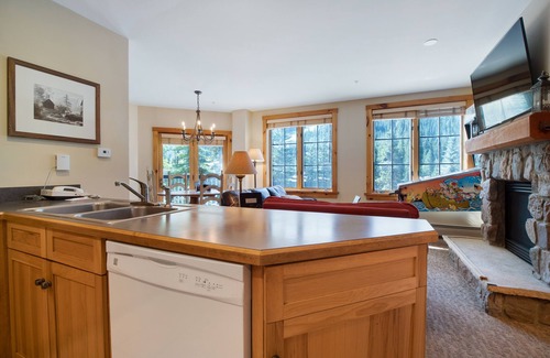 River Run Condo | Slope Views, Cozy 2 King Beds, Pinball, Short 5 minute Walk to Everything!
