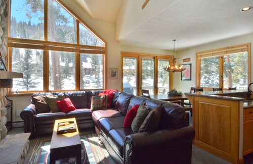 Mountain House House | Slopeside 4BR Townhome - Next to Lifts - Private Hot Tub - Garage!