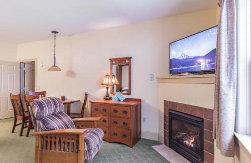 Hunter Apartment | Slopeside Ski-In/Ski-Out ; HotTub ; 2 Room 2 Bath