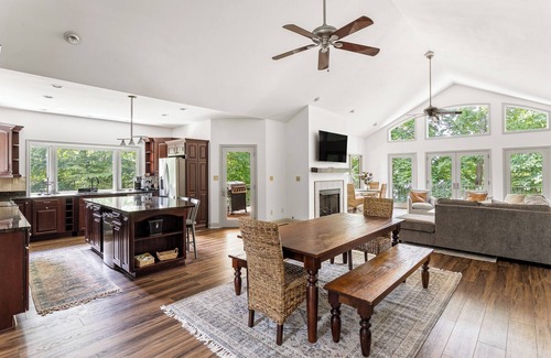 Saxony Forest House | Slow down at Idle Cove on Lake Keowee. Private Dock and only 25 min to Clemson!