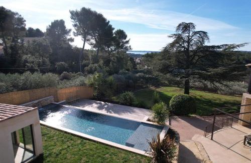 Saint-Chamas Villa | Slpendid villa with heated pool and Jacuzzi for 12 people in Saint-chamas