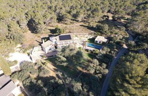 Saint-Chamas Villa | Slpendid villa with heated pool and Jacuzzi for 12 people in Saint-chamas
