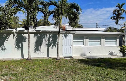 South Miami House | SM La Blanca Cheerful 1 Bedroom and Patio