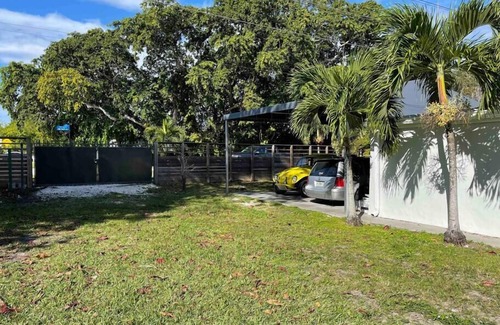 South Miami House | SM La Blanca Cheerful 1 Bedroom and Patio