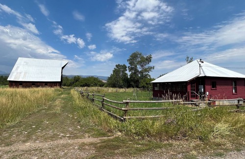 Halfway Cottage | Small 1880's home, in the country. Beautiful surroundings, horse friendly.