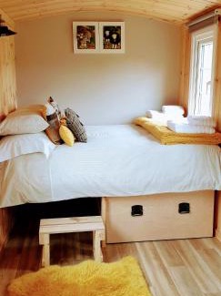 Balmacara Other | Small Cozy Shepherd hut 20 by 7 feet with boxed in high double bed