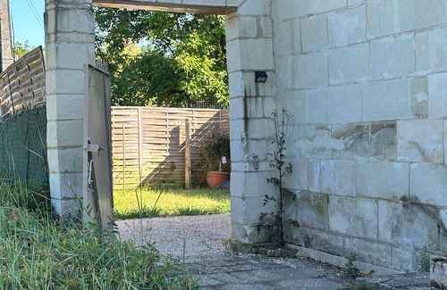 Savigny-en-Veron House | Small house with private garden