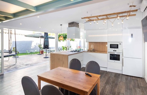 Atarfe Villa | Small house with garden and pool