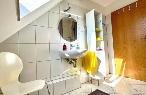 Dreikonigenviertel Bed & Breakfast | Small room with shared bathroom