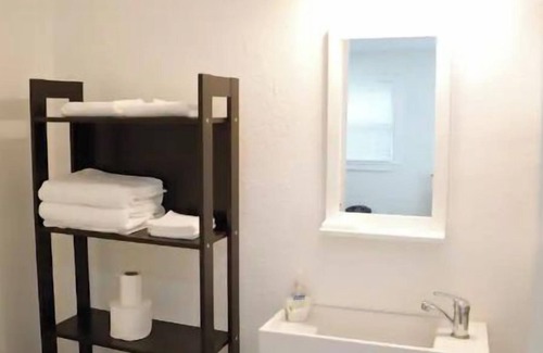 West Dallas Apartment | Small Studio - Trinity Groves - 5 Min Downtown