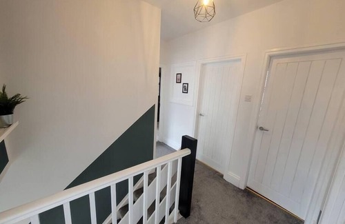 Newcastle-upon-Tyne House | Smart 6 Bed House -Wifi -Yard -Nr Bus Stop & Train