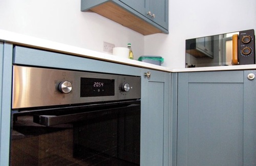 Rushmoor District Apartment | Smart Stay BnB | Fast WiFi | 3 Beds | Parking | Garden | Workspace