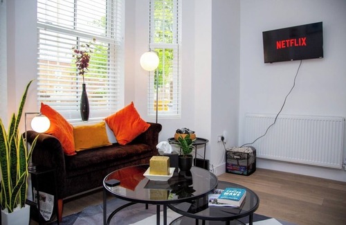 Rushmoor District Apartment | Smart Stay BnB | Fast WiFi | 3 Beds | Parking | Garden | Workspace