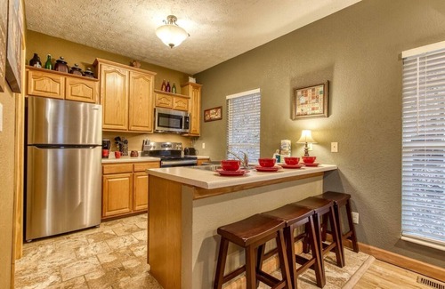Chalet Village North House | Smokey SPECiAL! Private Creekside cabin - Couples/Families