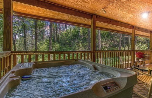 Chalet Village North House | Smokey SPECiAL! Private Creekside cabin - Couples/Families