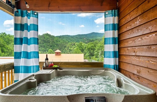 White Oak Lodge House | SmokiesBoutiqueCabins would love to host you at Dolly's Cute Cabin! 4 Suites with Private Bathrooms - Hot Tub, Fire Pit, Game Room, Resort Pool open Memorial Day through Labor Day!