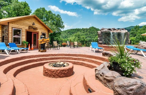 White Oak Lodge House | SmokiesBoutiqueCabins would love to host you at Dolly's Cute Cabin! 4 Suites with Private Bathrooms - Hot Tub, Fire Pit, Game Room, Resort Pool open Memorial Day through Labor Day!