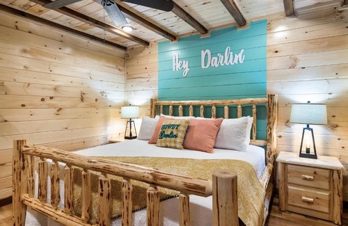 White Oak Lodge House | SmokiesBoutiqueCabins would love to host you at Dolly's Cute Cabin! 4 Suites with Private Bathrooms - Hot Tub, Fire Pit, Game Room, Resort Pool open Memorial Day through Labor Day!
