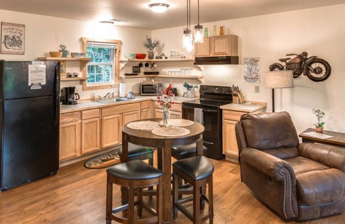 Cherokee Cabin | Smoky Mountain Basecamp ~ 5 Mins to Harrah Casino
