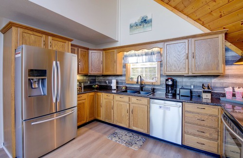 Sevierville Cabin | Smoky Mountains Cabin w/Lake Access & Game Room!