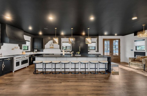 Wears Valley Cabin | Smoky Mtn Ultra Luxury Cabin, 8Bsleeps26, PS5,IndoorPool, Waterpark, Pool Table