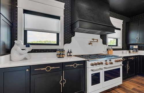 Wears Valley Cabin | Smoky Mtn Ultra Luxury Cabin, 8Bsleeps26, PS5,IndoorPool, Waterpark, Pool Table