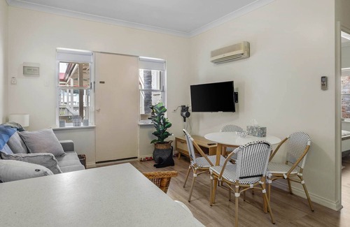 Victor Harbor Apartment | 'Smugglers no 11' - swimming pool + heart of Victor Harbor + beach!