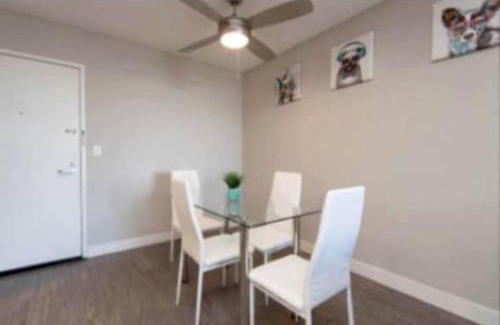Hollywood Apartment | Snazzy 1Bed with Rooftop Pool and Hollywood Sign View