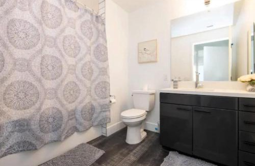 Downtown Los Angeles Apartment | Snazzy 3 Bedroom High Rise with Pool, Hot Tub and Rooftop Deck