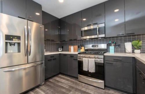 Downtown Los Angeles Apartment | Snazzy 3 Bedroom High Rise with Pool, Hot Tub and Rooftop Deck