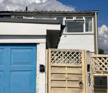 Slough House | SnoozeDen Chalvey - Free Parking, Near M4 J6