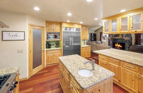 Summit Estates Ski Chalet | Snow Summit. Huge 6BR Chalet w/Game Room, Spa.