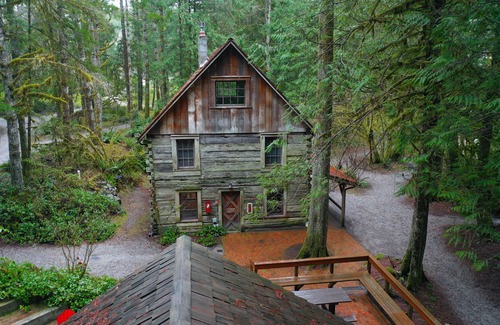 Glacier Condo | Snowater resort Corner Condo w/River View & amenities. Close to Mt. Baker & trails